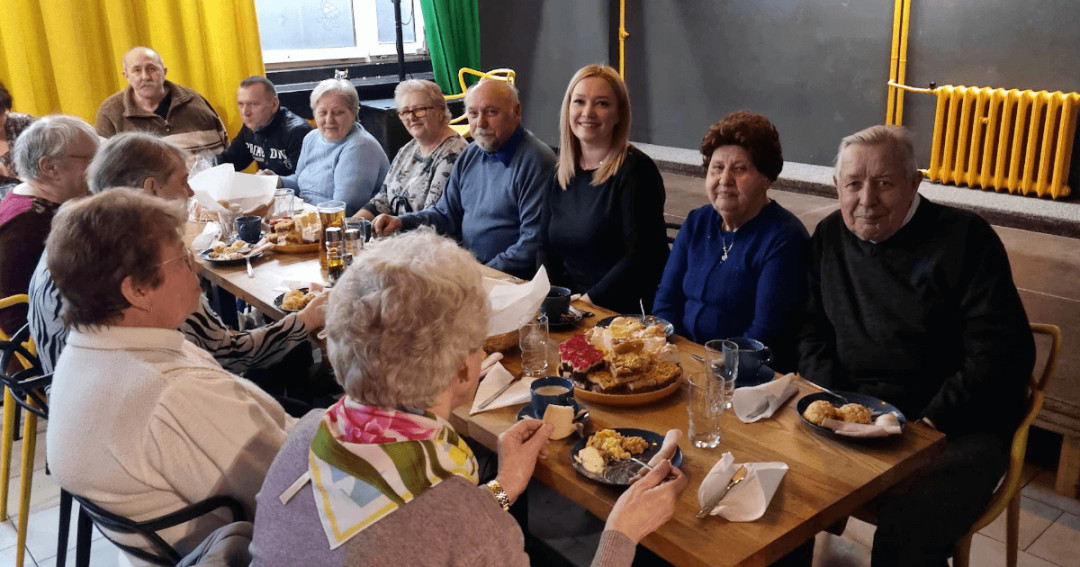 Rzeszowski pub inspiruje do pomocy seniorom. Czym są “zawieszone obiady”?
