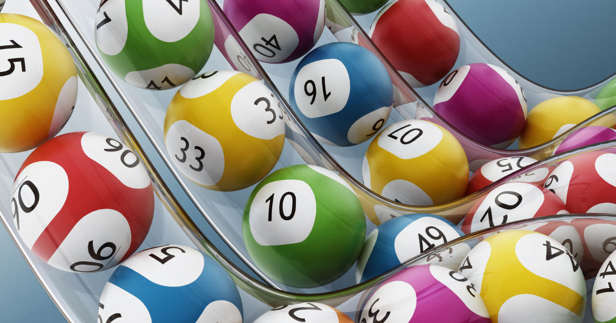 Na zdjęciu kolorowe kule z numerami w szklanych tunelach, podobne do tych używanych w losowaniu Lotto
