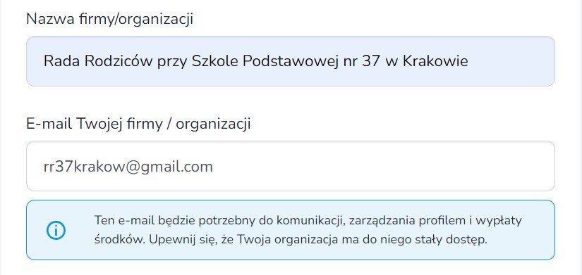 Fragment widoku podstrony rejestracji użytkownika na zrzutka.pl. Na zrzucie ekranu w polu "Nazwa firmy/organizacji" wpisano "Rada rodziców przy Szkole Podstawowej nr 37 w Krakowie", a poniżej, w polu "E-mail Twojej firmy/organizacji" wpisano "rr37krakow@gmail.com". Pod adresem e-mail widnieje informacja o treści "Ten e-mail będzie potrzebny do komunikacji, zarządzania profilem i wypłaty środków. Upewnij się, że Twoja organizacja ma do niego stały dostęp".