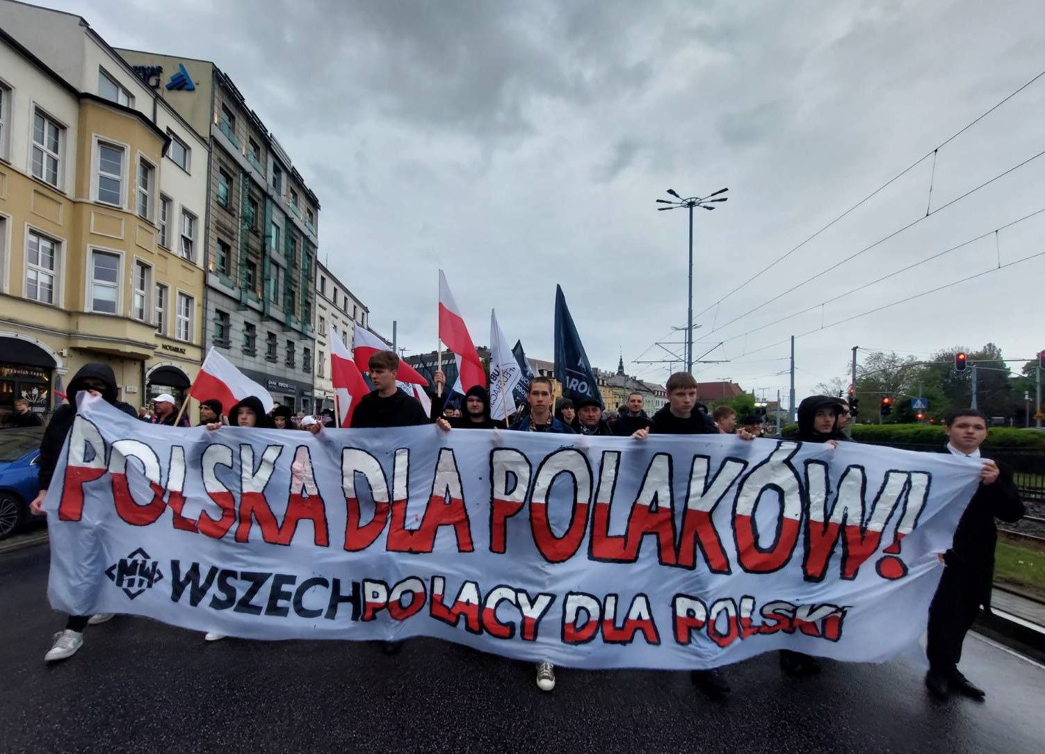 faZavLl189jDeUSR.jpg
