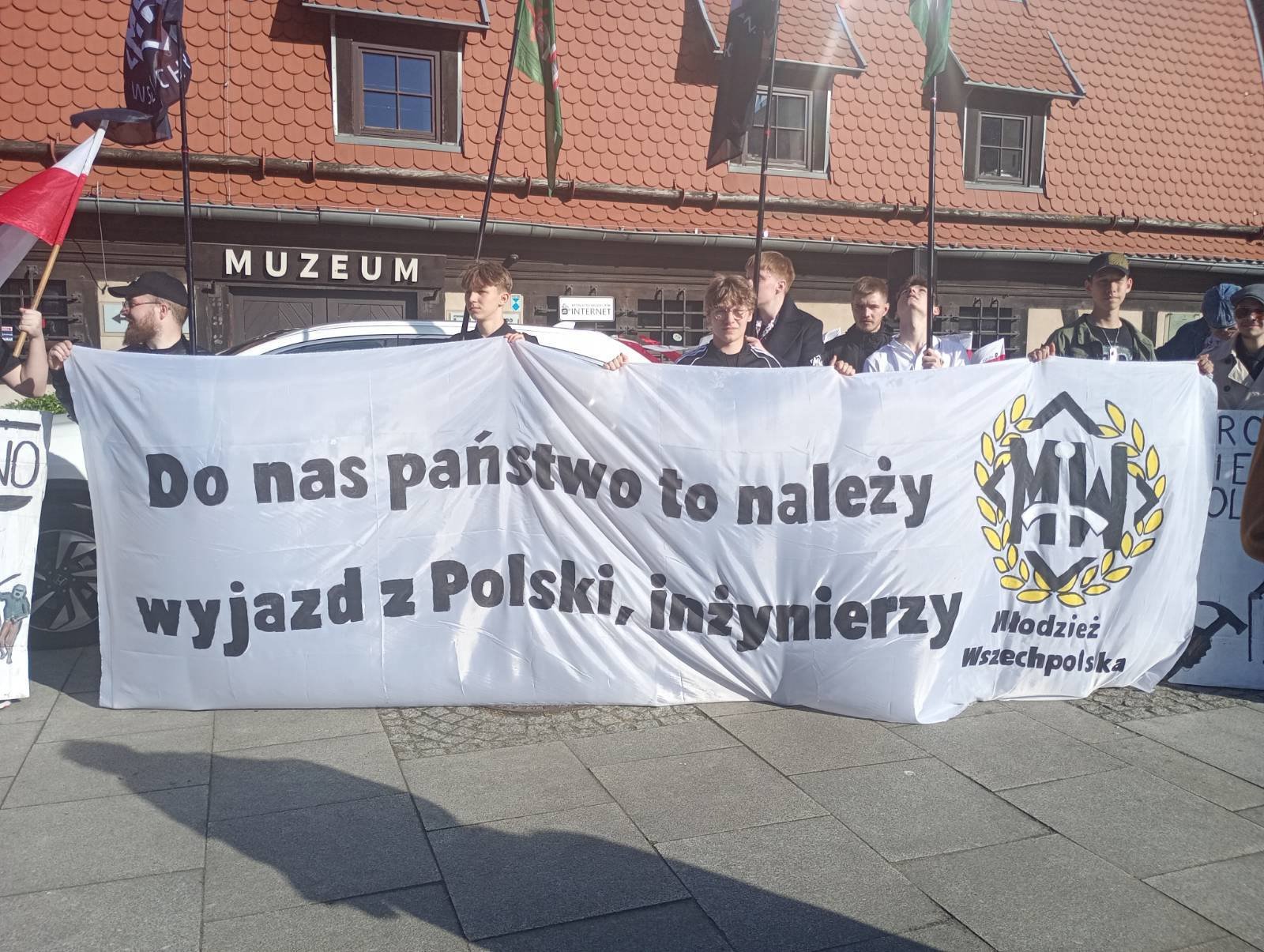 jSIE4ayU1bsbZrjQ.jpg