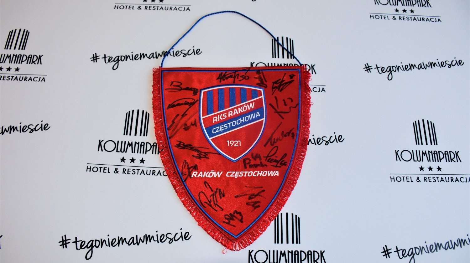 Koszulka piłkarska Raków Częstochowa i proporczyk z autografami