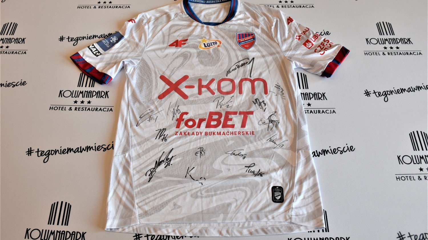 Koszulka piłkarska Raków Częstochowa i proporczyk z autografami