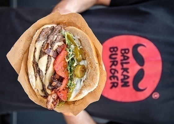 Bałkański burger DIKTATOR  100% wołowina w zestawie z frytkami - Bałkan Burger