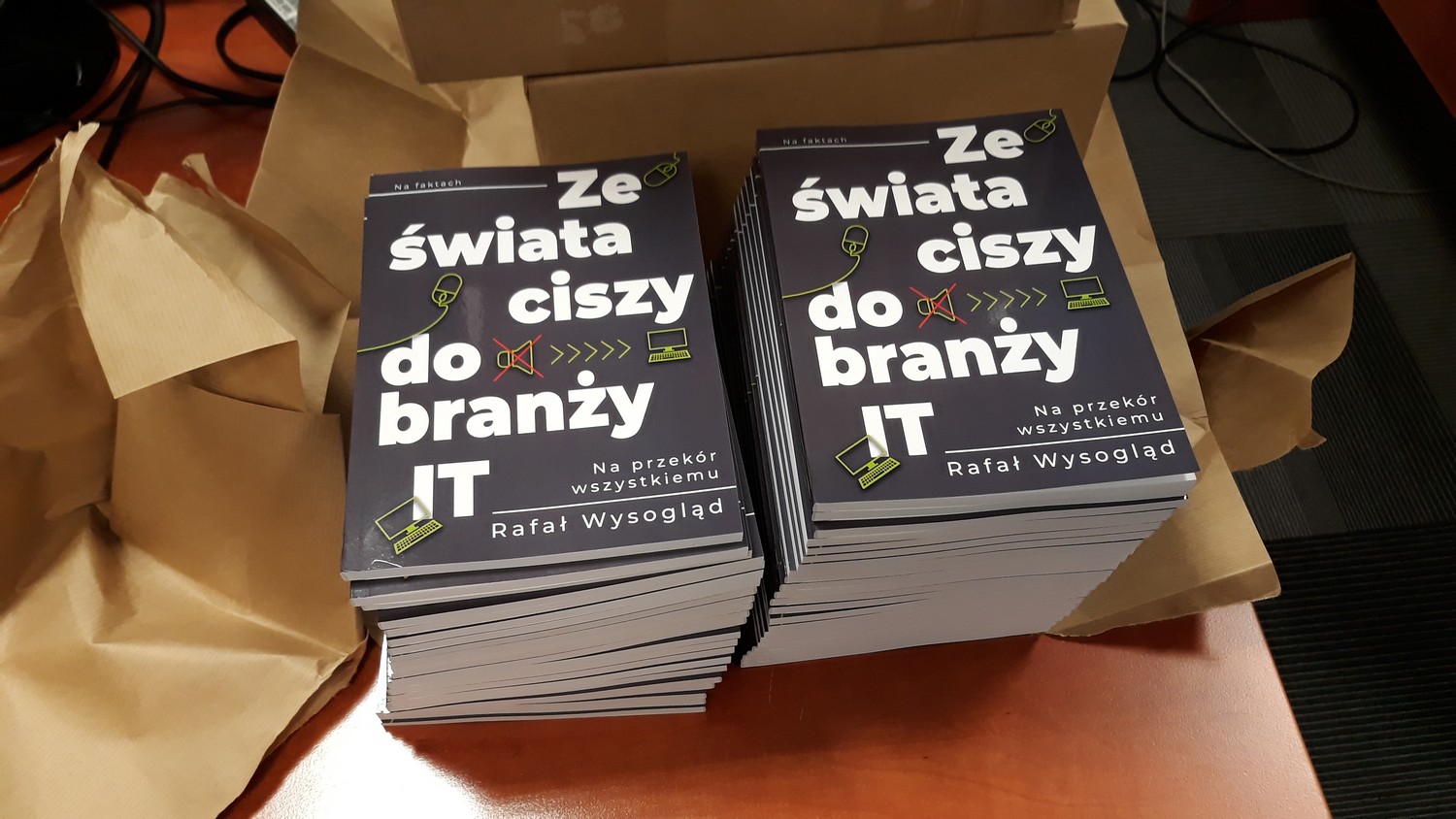Za wpłaty o wysokości 50 zł będzie nagroda książka "Ze świata ciszy do branży IT" z dedykacją i autografem. 50% czyli 25 zł idzie na walkę z COVID-19