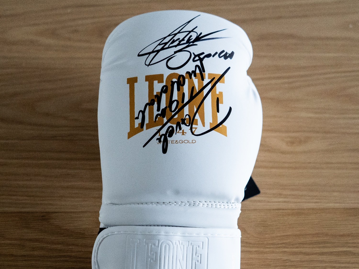 Unikatowa biała LEWA rękawica bokserska z podpisem Legend boksu🔥
