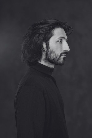 gQjk4GgysevKHJiH.jpg